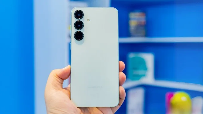 So sánh Oppo Reno 13 Pro và Galaxy S25 cũ về thiết kế