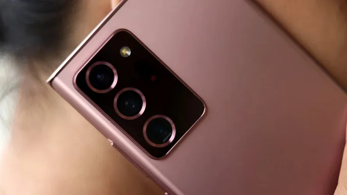 Cụm camera màu đen viền đồng nổi bât