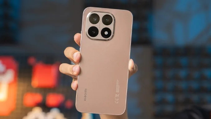 Xiaomi 15T có kích thước 163.2 x 78 x 7.5 mm, dày và nặng hơn một chút với trọng lượng 194g