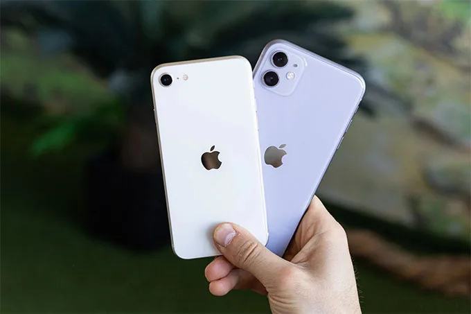 iPhone 11 được trang bị hệ thống camera kép, iPhone SE 2022 5G sử dụng 1 ống kính