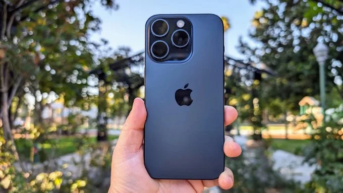 iPhone 15 Pro Max Titan Xanh