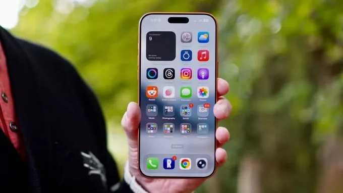 iPhone 17 Pro Max chạy iOS 26 với giao diện Liquid Glass hiện đại