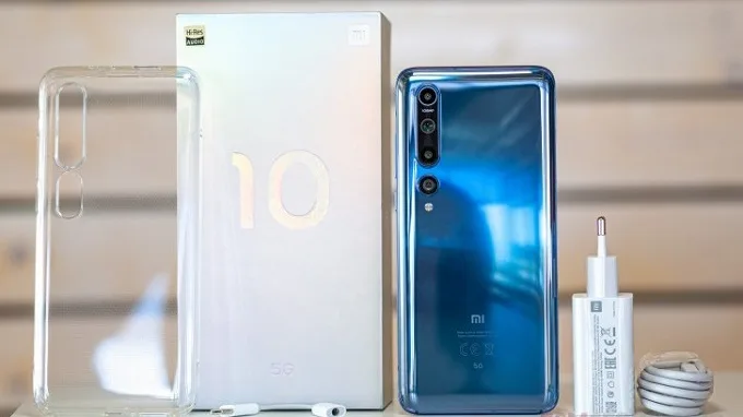 Trong hộp gồm các phụ kiện thường thấy nhưng Xiaomi lại không cho tai nghe theo máy