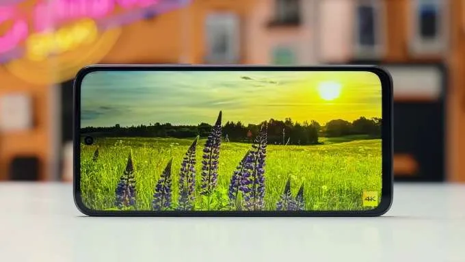 Màn hình cong của Redmi Note 15 5G tạo cảm giác cao cấp hơn so với thiết kế phẳng của Redmi 15 4G