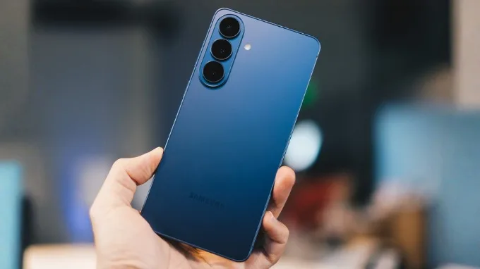 Galaxy S26 Plus theo đuổi phong cách tối giản, thanh lịch hơn so với đối thủ