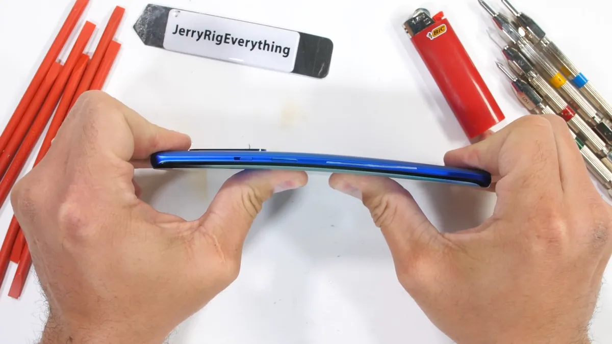 thử nghiệm bẻ cong OnePlus 8 Pro