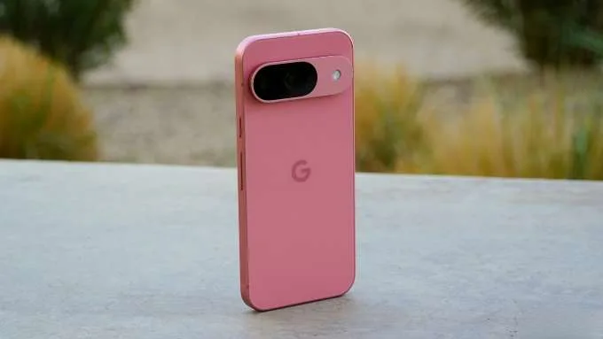 Google Pixel 9 là điện thoại màu hồng gây ấn tượng với sắc hồng nhạt tinh tế