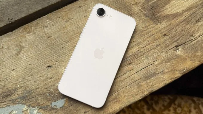 thiet-ke-ngoai-hinh-cua-iphone-17e-xtmobile