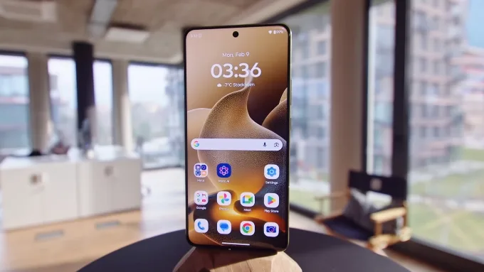 Khi so sánh Motorola Signature vs Samsung Galaxy S25 về màn hình, Motorola thể hiện lợi thế rõ ràng