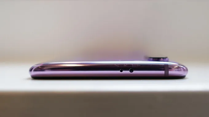 Viền máy cong nhẹ và camera lồi lên rõ rệt