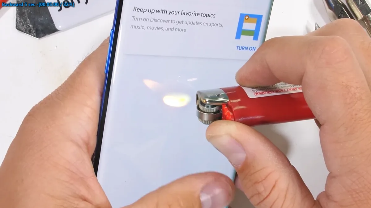 Thử nghiệm hơ lửa trên màn hình OnePlus 8 Pro