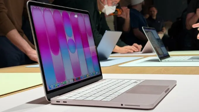 so-sanh-macbook-neo-va-ipad-a16-ve-cong-sac-xtmobile