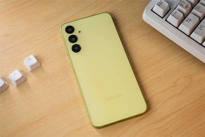 Galaxy A25 được hoàn thiện từ chất liệu nhựa