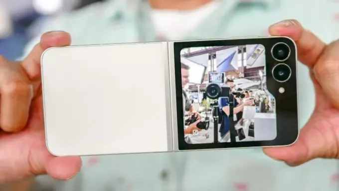 Cả Galaxy Z Flip 6 và Z Flip 7 FE đều sở hữu cùng cấu hình camera gồm cảm biến chính 50MP