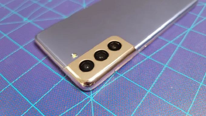 mặt lưng chiếc Galaxy S21 chỉ xuất hiện một vài vết trầy