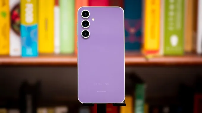 Thiết kế Samsung S24 FE và OPPO Reno 13 Pro
