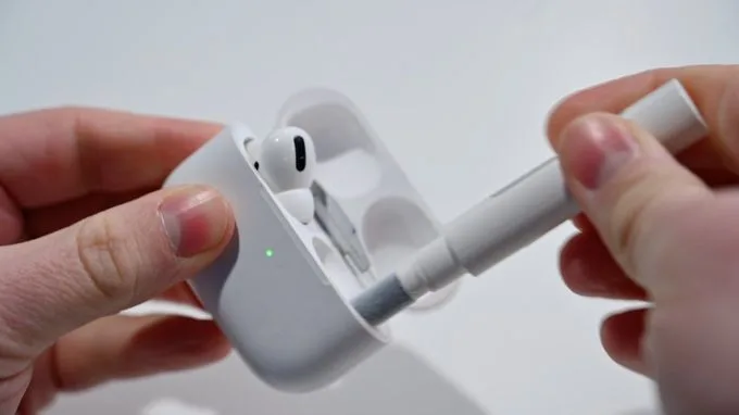 Các bước vệ sinh hộp đựng AirPods Pro