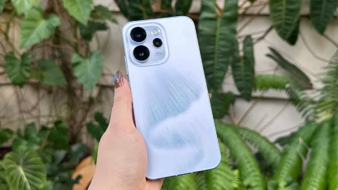 OPPO Reno 15 Pro sở hữu ngoại hình thanh thoát với độ mỏng ấn tượng chỉ 7.7mm