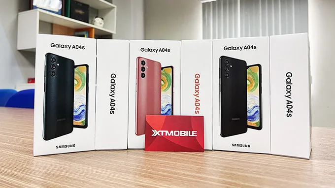 Galaxy A04s được trang bị hệ thống 3 camera trong khi Galaxy A04 chỉ được tích hợp 2 ống kính