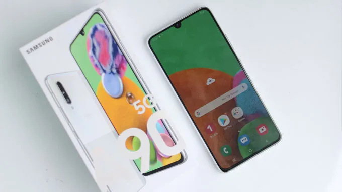 máy sở hữu màn hình lớn 6,7 inch trên tấm nền AMOLED