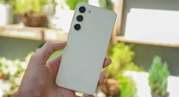 So sánh thiết kế Galaxy S24 Plus và iPhone 14