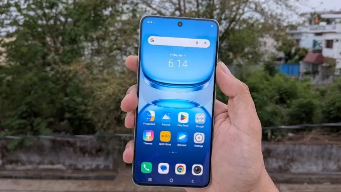 iQOO Z10 nổi bật với thiết kế khung nhựa mờ