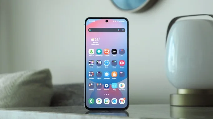 Màn hình Galaxy S25 FE và Pixel 9a