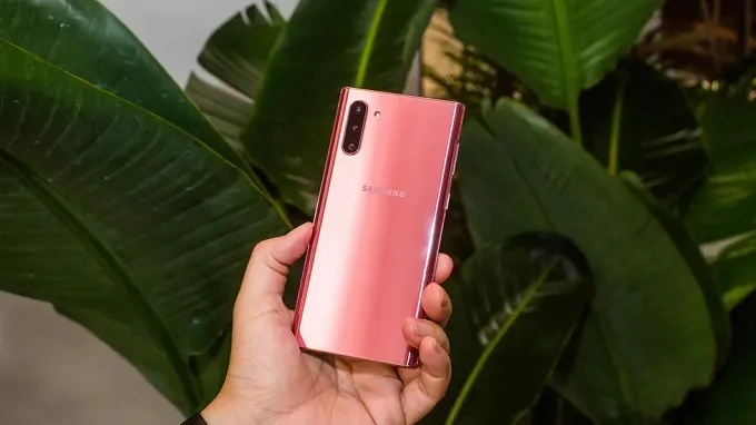 Galaxy Note 10 có mặt lưng kính cường lực bền bỉ
