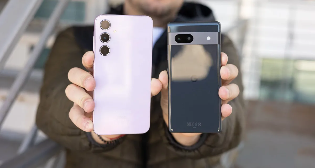 Không có thay đổi nhiều về mặt thiết kế trên hai điện thoại Galaxy A35 và Pixel 7a so với thế hệ tiền nhiệm
