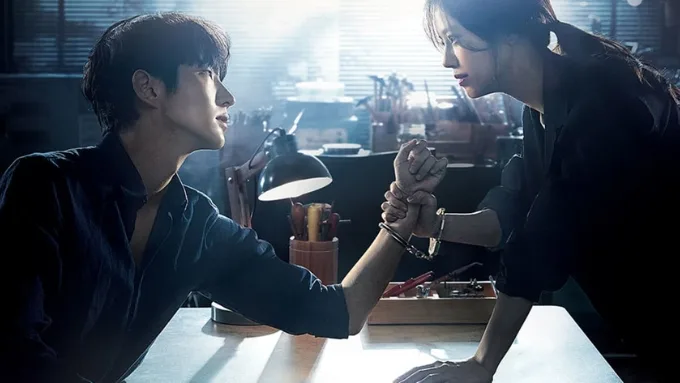 Flower of Evil kể về Baek Hee-sung, một người chồng hoàn hảo che giấu quá khứ sát nhân
