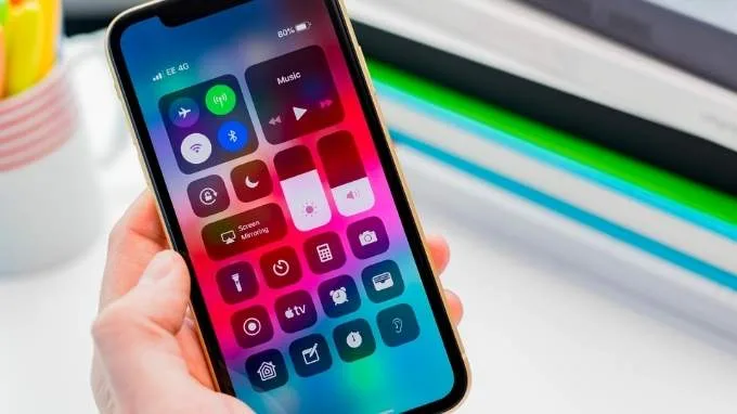 Cài đặt độ sáng trên iPhone cũng khiến màn hình iPhone tối