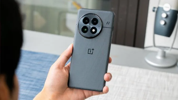 So sánh thiết kế Galaxy S25 và OnePlus 13
