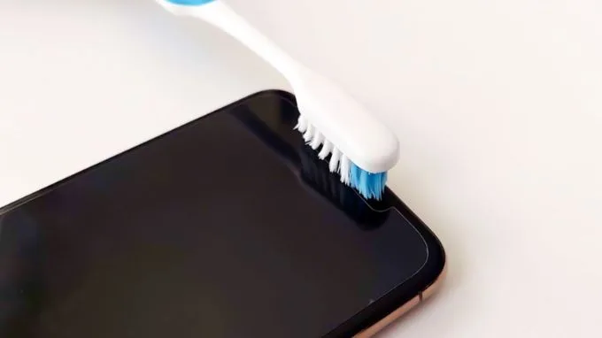 Cách vệ sinh loa iPhone bằng bàn chải