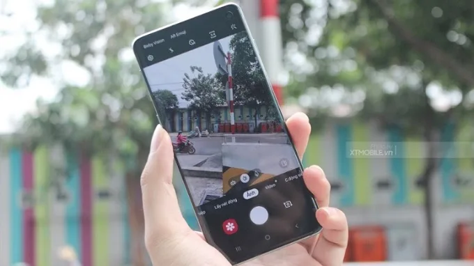 Galaxy S10 cũng nhỏ gọn trong lòng bàn tay