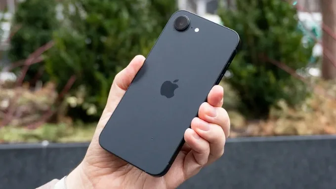 Kích thước tổng thể gần như không thay đổi so với iPhone 16