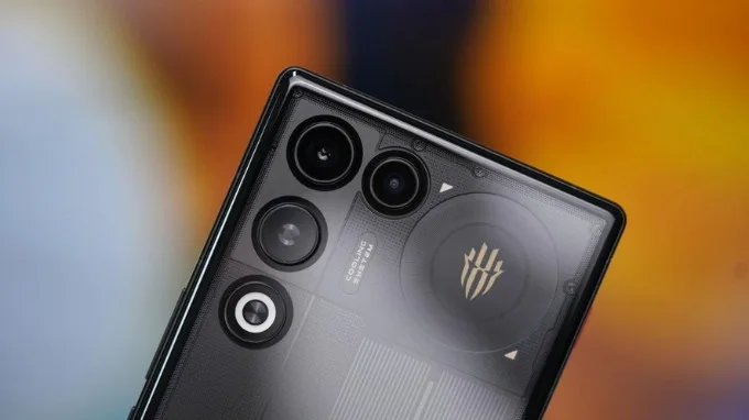 Cụm camera phía sau được thiết kế theo dạng nhô nhẹ