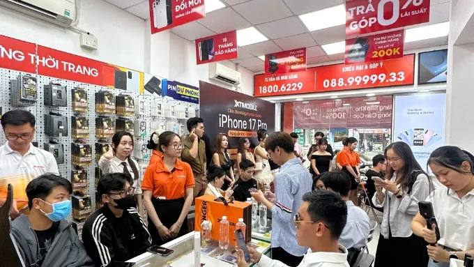 Mua tại các cửa hàng uy tín như XTmobile