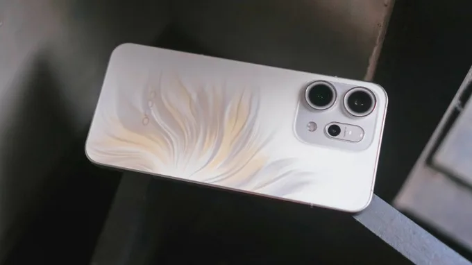 Thiết kế của OPPO Reno 14 so với Reno 15