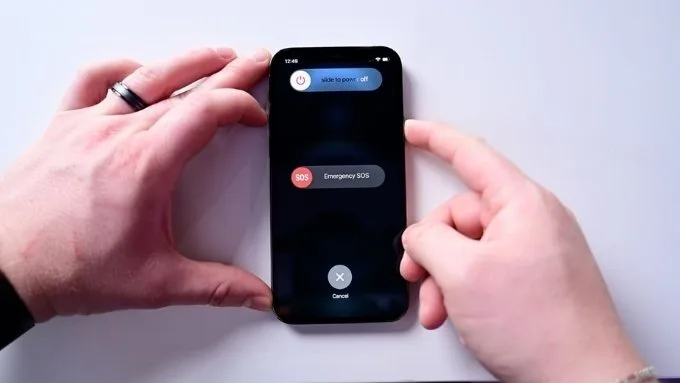 Khởi động lại iPhone để làm mới hệ thống