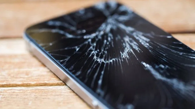 Ép kính iPhone là kỹ thuật sửa chữa khi iPhone chỉ bị nứt, vỡ lớp kính bên ngoài