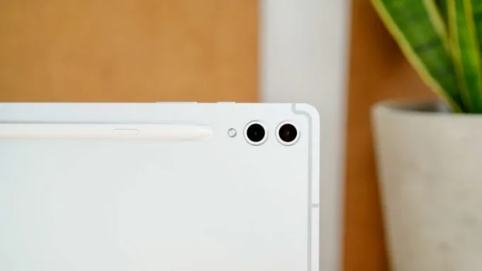 Galaxy Tab S10 Plus trang bị hệ thống camera sau gồm cảm biến chính 13MP và ống kính góc siêu rộng 8MP