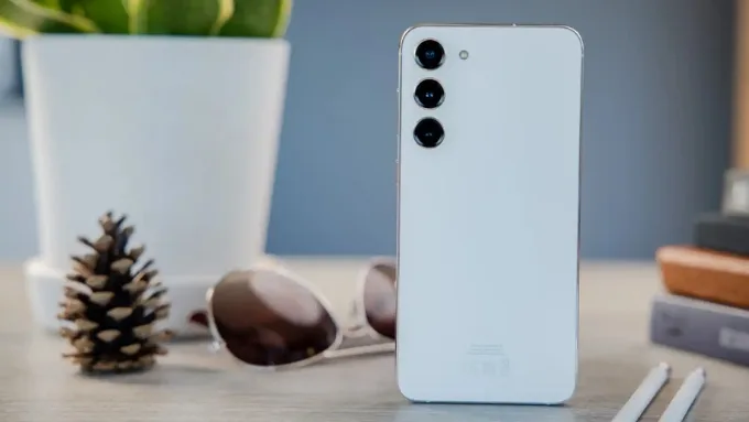 Galaxy S26 Plus được dự đoán cao hơn đôi chút nhưng hẹp và mỏng hơn so với Galaxy S23 Plus