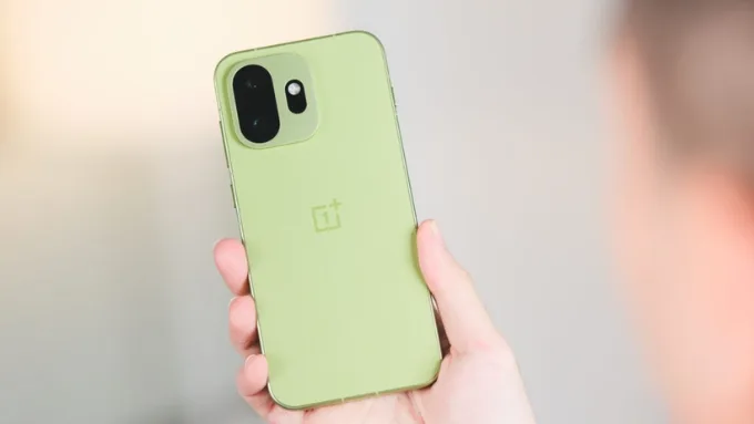 OnePlus 15T sở hữu khung nhôm kết hợp mặt lưng sợi gia cường, mang đến cảm giác cứng cáp và bám tay tốt