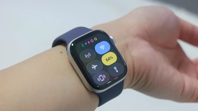 watchOS 26 trên Apple Watch Series 11 mang đến giao diện trực quan với các widget tùy chỉnh và tính năng Apple Intelligence