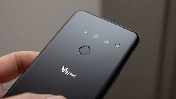 LG V50 ThinQ Hàn Quốc có 3 camera sau và đèn flashLED