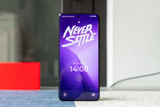 So sánh OnePlus 13T và OnePlus 13 về màn hình
