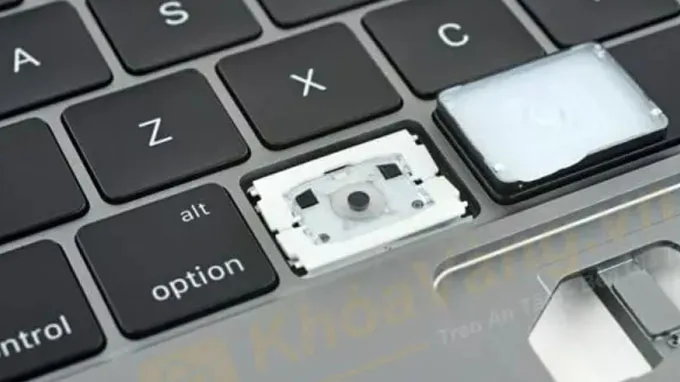 kiểm tra nút nguồn MacBook không lên nguồn