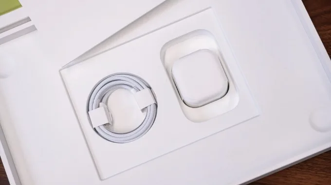 Củ sạc 20W đi kèm máy vô cùng nhỏ gọn