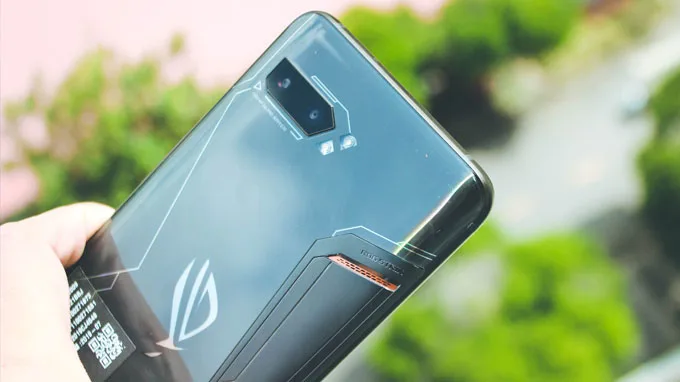 ROG Phone 2 được tích hợp hệ thống camera kép với độ phân giải gồm: 1 cảm biến chính Sony IMX 586 48 MP và camera chụp góc siêu rộng 13 MP