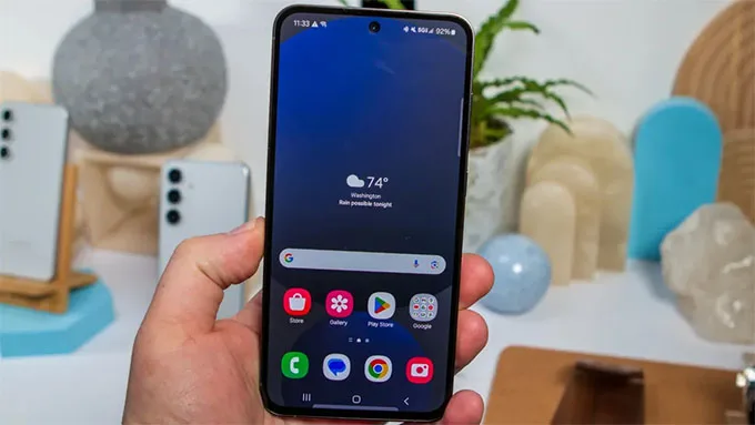 Khả năng hiển thị: Google Pixel 9a và Samsung S24 FE